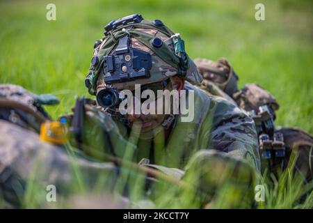 Un soldat de l'armée américaine du 1st Bataillon d'infanterie, du 21st Régiment d'infanterie, de l'équipe de combat de la 2nd Brigade d'infanterie, de la 25th Division d'infanterie, dirige la sécurité sur les terrains d'entraînement de Pohakuloa, Hawaii, le 31 octobre 2022. Le joint Pacific multinational Readiness Center 23-01 est une rotation de formation réaliste qui nous permet de répéter le mouvement stratégique et de nous former dans des environnements et des conditions uniques où ils sont le plus susceptibles d'être employés en cas de crise ou de conflit Photo de l'armée par PFC. Mariah Aguilar, 25th Division d'infanterie) Banque D'Images