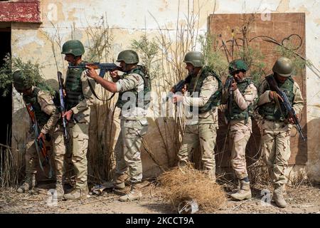 Les soldats de l'armée irakienne se rassemblent dans une pile lors de l'entraînement de combat en gros quarts. Banque D'Images