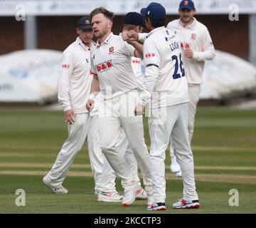 Simon Cook d'Essex célèbre la prise d'Alex Lees de Durham par Adam Wheater d'Essex pendant le LV Insurance County Championship Group 1 Premier jour de quatre entre le CCC d'Essex et le CCC de Durham au terrain du comté de Cloudfm le 15th avril 2021 à Chelmsford, Angleterre (photo par action Foto Sport/NurPhoto) Banque D'Images