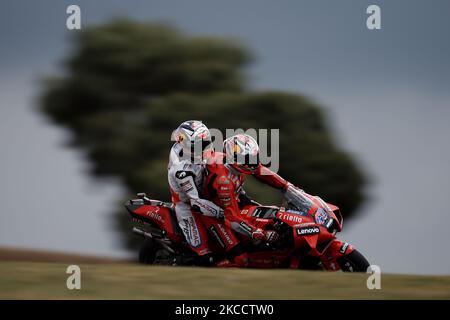 Jack Miller (43) d'Australie et Ducati Lenovo Team prend Johann Zarco (5) de France et Pramac Racing Ducati sur sa moto après avoir coupé le moteur pendant la Grande Premio 888 de Portugal à Autodromo Internacional do Algarve sur 16 avril 2021 à Portimao, Portugal. (Photo de Jose Breton/Pics action/NurPhoto) Banque D'Images