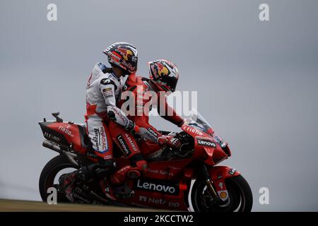 Jack Miller (43) d'Australie et Ducati Lenovo Team prend Johann Zarco (5) de France et Pramac Racing Ducati sur sa moto après avoir coupé le moteur pendant la Grande Premio 888 de Portugal à Autodromo Internacional do Algarve sur 16 avril 2021 à Portimao, Portugal. (Photo de Jose Breton/Pics action/NurPhoto) Banque D'Images