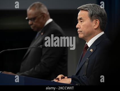 Le secrétaire à la Défense, Lloyd J. Austin III, et le ministre sud-coréen de la Défense nationale, Lee Jong-Sup, organisent une conférence de presse au Pentagone, Washington, D.C., le 3 novembre 2022. (Photo DoD par U.S. Air Force Tech. Sgt. Bretagne Chase) Banque D'Images