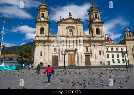 Vue vide de la Plaza de Bolivar et de la cathédrale primaire de Colombie tandis que la ville de Bogota fait face à une quarantaine de 3 jours, du vendredi au lundi n Bogota, Colombie sur 16 avril, 2021 après que la ville a entré un code d'urgence rouge en raison des occupations de lits de soins intensifs par le nouveau coronavirus COVID-19 pandémie. (Photo par Sebastian Barros/NurPhoto) Banque D'Images