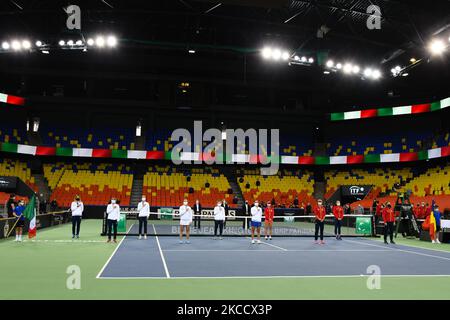 Des équipes de Roumanie et d'Italie au début de la coupe Billie Jean King à Cluj-Napoca, Roumanie, le 16 avril 2021. (Photo de Flaviu Buboi/NurPhoto) Banque D'Images