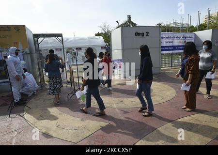 Les gens se tiennent en ligne pour obtenir lors d'un test par écouvillonnage nasal pour le COVID-19 afin d'essayer d'arrêter la nouvelle vague de la pandémie du coronavirus dans un complexe sportif à Bangkok, Thaïlande, 17 avril 2021. (Photo par Anusak Laowilas/NurPhoto) Banque D'Images