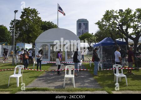 Les gens se tiennent en ligne pour obtenir lors d'un test par écouvillonnage nasal pour le COVID-19 afin d'essayer d'arrêter la nouvelle vague de la pandémie du coronavirus dans un complexe sportif à Bangkok, Thaïlande, 17 avril 2021. (Photo par Anusak Laowilas/NurPhoto) Banque D'Images