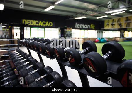 Une vue générale du gymnase, sur 17 avril 2021, à Lisbonne, Portugal. Les gymnases sans classes de groupe peuvent fonctionner, correspondent à la deuxième phase de la déflation selon le gouvernement du Portugal. (Photo de Nuno Cruz/NurPhoto) Banque D'Images