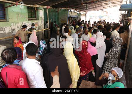 Électeurs ganders ,non maintenir la distance sociale et se tenir dans une file d'attente à un bureau de vote pour faire leur vote pendant la phase 5th des élections législatives d'état du Bengale occidental à Kolkata sur 17 avril 2021. (Photo de Debajyoti Chakraborty/NurPhoto) Banque D'Images