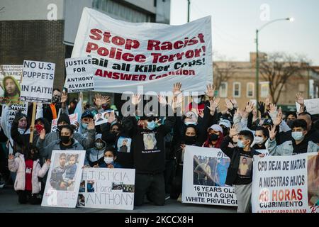 Les manifestants bloquent une intersection entre Kimball et Diversey en s'agenouillant avec leurs mains dans les airs, en chantant « mains levées, ne pas tirer » à Chicago sur 16 avril 2021. Des milliers de manifestants sont venus appeler à la responsabilité de la police après qu'un officier a tiré sur Adam Toledo, âgé de 13 ans, et l'a tué dans le quartier de Little Village, dans le sud de Chicago. (Photo de Jim Vondruska/NurPhoto) Banque D'Images