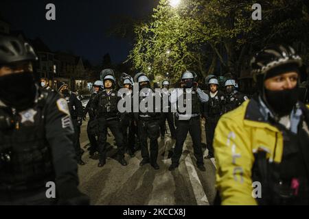 La police a ouvert des émeutes à l'aube tout en protégeant la rue que le maire Lori Lightfoot vit à Chicago sur 16 avril 2021. Des milliers de manifestants sont venus appeler à la responsabilité de la police après qu'un officier a tiré sur Adam Toledo, âgé de 13 ans, et l'a tué dans le quartier de Little Village, dans le sud de Chicago. (Photo de Jim Vondruska/NurPhoto) Banque D'Images