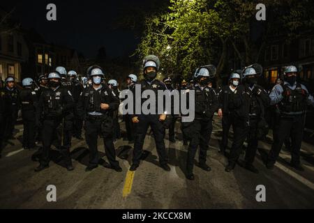 La police a ouvert des émeutes à l'aube tout en protégeant la rue que le maire Lori Lightfoot vit à Chicago sur 16 avril 2021. Des milliers de manifestants sont venus appeler à la responsabilité de la police après qu'un officier a tiré sur Adam Toledo, âgé de 13 ans, et l'a tué dans le quartier de Little Village, dans le sud de Chicago. (Photo de Jim Vondruska/NurPhoto) Banque D'Images