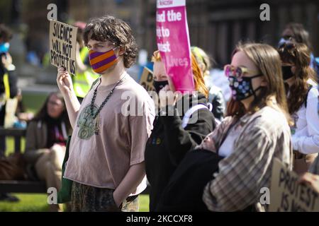 Tuez le projet de loi les manifestants manifestent contre le nouveau projet de loi sur la police, la criminalité, la peine et les tribunaux (PCSC) à George Square, sur 17 avril 2021, à Glasgow, en Écosse. Les manifestants estiment que le nouveau projet de loi limitera leurs droits à la protestation légale et élargira l'autorité de la police pour réglementer les manifestations. (Photo par Ewan Bootman/NurPhoto) Banque D'Images