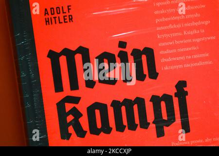 L'édition critique du livre Mein Kampf d'Adolf Hitler est présentée dans une librairie de Cracovie, en Pologne. 17 avril 2021. Une nouvelle édition académique du livre a été publiée en Pologne cette année sur 20 janvier par la maison d'édition Bellona. Malgré le prix élevé, moins d'un mois après sa première, la position est devenue un BEST-seller dans la section des livres d'histoire de plusieurs librairies. La publication de la traduction polonaise est la première édition critique du livre publié en Pologne et seulement la seconde au monde. En 2016, une édition savante similaire a été publiée en Allemagne. (Photo de Beata Zawrz Banque D'Images