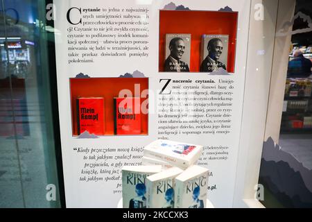 L'édition critique du livre Mein Kampf d'Adolf Hitler est présentée dans une librairie de Cracovie, en Pologne. 17 avril 2021. Une nouvelle édition académique du livre a été publiée en Pologne cette année sur 20 janvier par la maison d'édition Bellona. Malgré le prix élevé, moins d'un mois après sa première, la position est devenue un BEST-seller dans la section des livres d'histoire de plusieurs librairies. La publication de la traduction polonaise est la première édition critique du livre publié en Pologne et seulement la seconde au monde. En 2016, une édition savante similaire a été publiée en Allemagne. (Photo de Beata Zawrz Banque D'Images