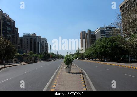 Une vue déserte de la route de Barakhamba pendant un week-end de confinement à New Delhi, Inde sur 17 avril 2021. Samedi, l'Inde a signalé 2,34,692 nouveaux cas de Covid-19 et 1 341 décès au cours des 24 dernières heures, selon les données du ministère de la Santé de l'Union. (Photo de Mayank Makhija/NurPhoto) Banque D'Images