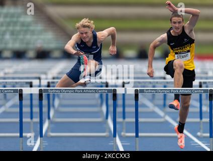 Thomas Byrne (L) de Victoria et Alex Stewart (R) d'Australie occidentale se disputeront les préliminaires Mens U18 110m haies lors des championnats australiens d'athlétisme au Sydney Olympic Park Athletic Centre on 17 avril 2021 à Sydney, en Australie (photo par Izhar Khan/NurPhoto) Banque D'Images