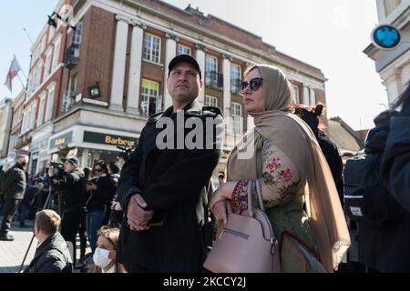 WINDSOR, ROYAUME-UNI - le 17 AVRIL 2021 : les gens observent un silence d'une minute à l'extérieur du château de Windsor le jour des funérailles du prince Philip, mari de la reine Elizabeth II, décédé la semaine dernière à l'âge de 99 ans, le 17 avril 2021 à Windsor, en Angleterre. Les funérailles cérémonielles du duc d'Édimbourg ont lieu entièrement dans le domaine du château de Windsor et on a demandé au public de ne pas se réunir là-bas ou dans d'autres résidences royales en raison des restrictions de confinement de Covid-19. (Photo de Wiktor Szymanowicz/NurPhoto) Banque D'Images