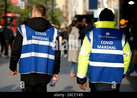 Une paire de « marais Covid » travaillant pour la promenade du conseil municipal de Westminster au milieu des amateurs de shopping dans une rue animée d'Oxford Street à Londres, en Angleterre, sur 17 avril 2021. En Angleterre, aujourd'hui a été le premier samedi des magasins de grande rue en plus de trois mois, avec des magasins de détail non essentiels rouvrant au début de cette semaine, alors que les mesures nationales de confinement du coronavirus ont été assouplies. (Photo de David Cliff/NurPhoto) Banque D'Images