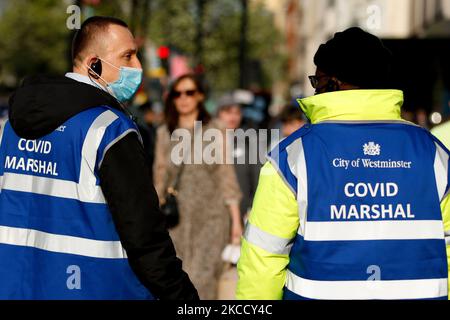 Une paire de « marais Covid » travaillant pour la promenade du conseil municipal de Westminster au milieu des amateurs de shopping dans une rue animée d'Oxford Street à Londres, en Angleterre, sur 17 avril 2021. En Angleterre, aujourd'hui a été le premier samedi des magasins de grande rue en plus de trois mois, avec des magasins de détail non essentiels rouvrant au début de cette semaine, alors que les mesures nationales de confinement du coronavirus ont été assouplies. (Photo de David Cliff/NurPhoto) Banque D'Images