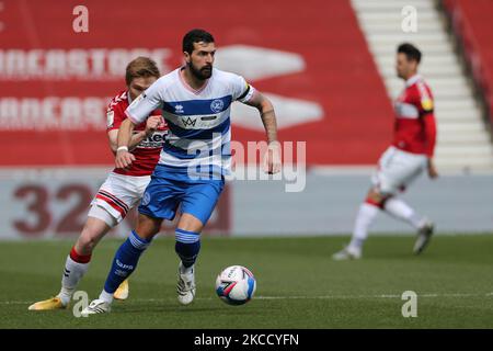 Yoann Barbet des Queens Park Rangers en action avec Duncan Watmore de Middlesbrough lors du match de championnat Sky Bet entre Middlesbrough et Queens Park Rangers au stade Riverside, à Middlesbrough, en Angleterre, le 17th avril 2021. (Photo de Mark Fletcher/MI News/NurPhoto) Banque D'Images