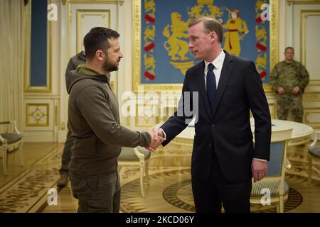 Kiev, Ukraine. 04th novembre 2022. Le président ukrainien Volodymyr Zelenskyy (L) rencontre le conseiller à la sécurité nationale de la Maison Blanche Jake Sullivan à Kiev, Ukraine, le vendredi 4 novembre, 2022. Jake Sullivan, conseiller à la sécurité nationale, qui a rencontré le président ukrainien Volodymyr Zelenskyy, le chef du bureau du président Andriy Yermak et le ministre de la Défense Reznikov, à Kiev, a annoncé vendredi qu'un paquet supplémentaire de $400 millions d'assistance à la sécurité, qui comprend des chars T-72 remis à neuf, des véhicules aériens sans pilote, Et la remise à neuf des MISSILES HAWK surface-air pour un éventuel transfert au Royaume-Uni Banque D'Images