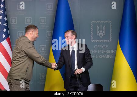 Kiev, Ukraine. 04th novembre 2022. Jake Sullivan (R), conseiller à la sécurité nationale de la Maison Blanche, rencontre le chef du bureau du président ukrainien Andriy Yermak à Kiev, en Ukraine, le vendredi 4 novembre, 2022. Jake Sullivan, conseiller à la sécurité nationale, qui a rencontré le président ukrainien Volodymyr Zelenskyy, le chef du bureau du président Andriy Yermak et le ministre de la Défense Reznikov, à Kiev, a annoncé vendredi qu'un paquet supplémentaire de $400 millions d'assistance à la sécurité, qui comprend des chars T-72 remis à neuf, des véhicules aériens sans pilote, Et la remise à neuf de LA SURFACE DE HAWK à air missiles pour la veille Banque D'Images