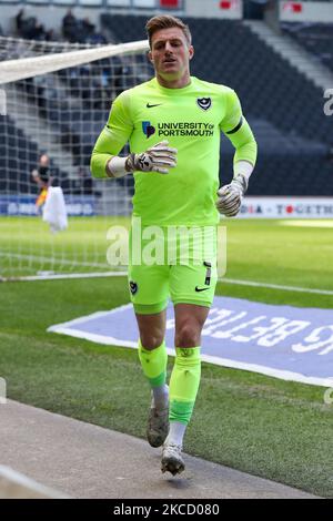 Craig MacGillivray, gardien de Portsmouth, lors de la deuxième moitié de la Sky Bet League, un match entre MK Dons et Portsmouth au stade MK, Milton Keynes, Angleterre, le 17th avril 2021. (Photo de John Cripps/MI News/NurPhoto) Banque D'Images