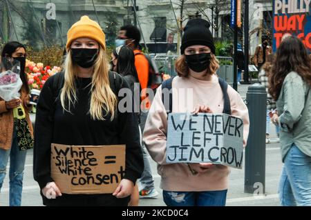 Les manifestants soulignent que la même brutalité policière à laquelle sont confrontés les Noirs en Amérique aujourd’hui est la même que la brutalité à laquelle ont été confrontés Jim Crow et la complicité d’un silence blanc dans un système raciste lors d’une journée d’action en solidarité avec Brooklyn Center et Chicago au sujet de la police Meurtres de Daunte Wright et Adam Toledo, à Philadelphie, Pennsylvanie, États-Unis, on 17 avril, 2021. (Photo de Cory Clark/NurPhoto) Banque D'Images