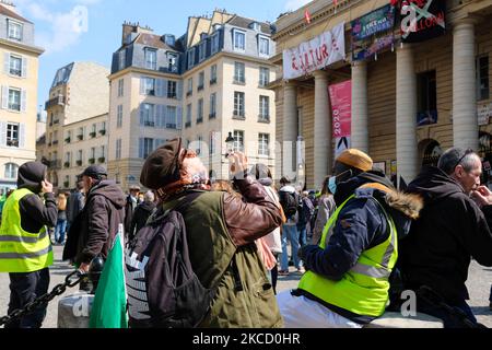 Les gilets jaunes se rassemblent devant le théâtre Odéon pour soutenir l'occupation du théâtre Odéon, luttant pour tous les précaires, à Paris, en France, sur 17 avril 2021. Le théâtre Odéon est occupé depuis 4 mars par des artistes qui ont perdu leur revenu en raison de restrictions sanitaires. (Photo de Vincent Koebel/NurPhoto) Banque D'Images