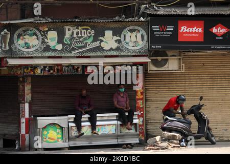 Les gens sont vus à l'extérieur de leurs magasins fermés pendant un week-end à New Delhi sur 18 avril 2021. L'Inde a signalé dimanche 2,61,500 nouveaux cas de Covid-19 et 1 501 décès au cours des 24 dernières heures, selon les données du ministère de la Santé de l'Union. Le pays a signalé plus de deux nouveaux cas lakh au cours des quatre derniers jours. (Photo de Mayank Makhija/NurPhoto) Banque D'Images