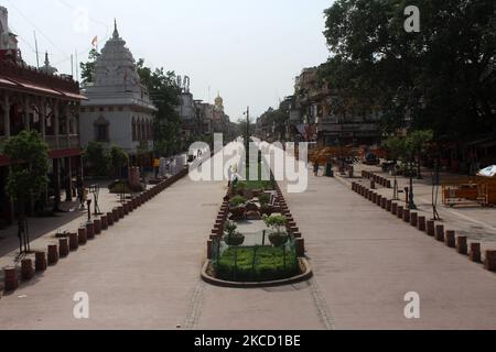 Une vue déserte de Chandni Chowk pendant un week-end de confinement à New Delhi sur 18 avril 2021. L'Inde a signalé dimanche 2,61,500 nouveaux cas de Covid-19 et 1 501 décès au cours des 24 dernières heures, selon les données du ministère de la Santé de l'Union. Le pays a signalé plus de deux nouveaux cas lakh au cours des quatre derniers jours. (Photo de Mayank Makhija/NurPhoto) Banque D'Images