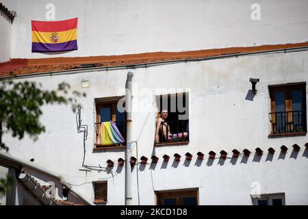 Election régionale Madrilenienne: Podemos lance sa campagne pour les élections régionales de la Communauté de Madrid à partir du district de Lavapiés à Madrid le 18th avril 2021. Depuis la place Nelson Mandela, nichée par des dizaines d'habitants du quartier Lavapiés de Madrid, Unidas Podemos a lancé ce dimanche sa campagne pour les élections qui se tiendront sur 4 mai dans la Communauté de Madrid le 18th avril 2021. (Photo de Juan Carlos Lucas/NurPhoto) Banque D'Images