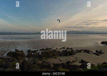 Un kitesurfer marche sur la plage de Sandymount Strand, à Dublin. Le samedi 17 avril 2021, à Dublin, Irlande. (Photo par Artur Widak/NurPhoto) Banque D'Images