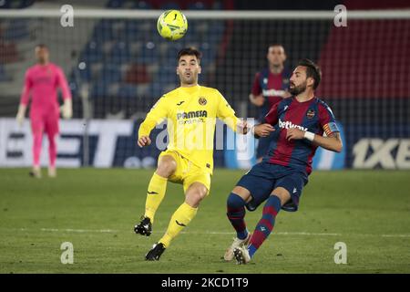 Manu Trigueros de Villarreal (L) et José Luis Morales de Levante UD pendant le match espagnol de la Liga entre Levante UD et Villarreal CF au stade Ciutat de Valencia à Valence, Espagne sur 18 avril 2021.(photo de José Miguel Fernandez/NurPhoto) Banque D'Images