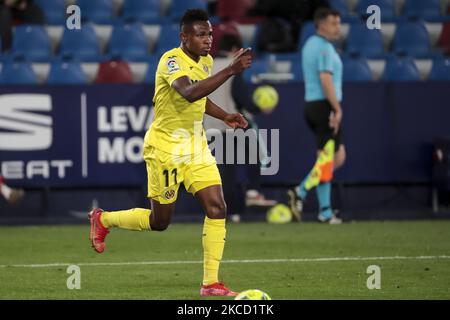 Samuel Chimerenka Chukwueze de Villarreal pendant le match espagnol de la Liga entre Levante UD et Villarreal CF au stade Ciutat de Valencia, Espagne sur 18 avril 2021.(photo de José Miguel Fernandez/NurPhoto) Banque D'Images