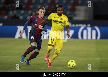 Le défenseur de Levante Carlos Clerc (L) et Samuel Chimerenka Chukwueze de Villarreal pendant le match espagnol de la Liga entre Levante UD et Villarreal CF au stade Ciutat de Valencia, Espagne sur 18 avril 2021.(photo de José Miguel Fernandez/NurPhoto) Banque D'Images