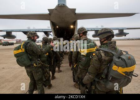 Des soldats espagnols embarquant à bord d'un Hercules KC-130J Banque D'Images