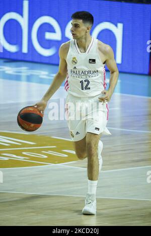 Carlos Alocn du Real Madrid pendant le match de l'ACB de la Ligue entre le Real Madrid et le Club Joventut de Badalona au Centre Wizink sur 18 avril 2021 à Madrid, Espagne (photo par Oscar Gonzalez/NurPhoto) Banque D'Images