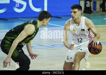 Carlos Alocn du Real Madrid pendant le match de l'ACB de la Ligue entre le Real Madrid et le Club Joventut de Badalona au Centre Wizink sur 18 avril 2021 à Madrid, Espagne (photo par Oscar Gonzalez/NurPhoto) Banque D'Images