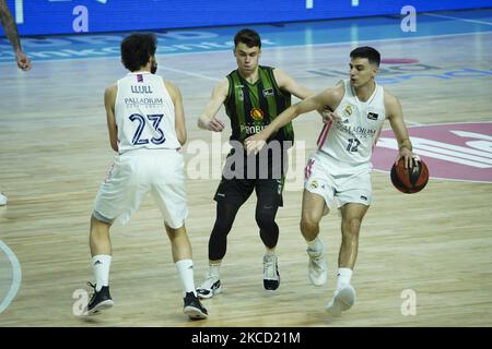 Carlos Alocn du Real Madrid pendant le match de l'ACB de la Ligue entre le Real Madrid et le Club Joventut de Badalona au Centre Wizink sur 18 avril 2021 à Madrid, Espagne (photo par Oscar Gonzalez/NurPhoto) Banque D'Images