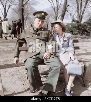 Soldat et ami s'asseoir sur un banc de parc dans la région de Washington, D.C., 1941. Banque D'Images