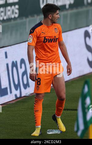 Carlos Soler de Valencia CF pendant le match de la Liga Santander entre Real Betis et Valencia CF à l'Estadio Benito Vilamarin à Séville, Espagne, sur 18 avril 2021. (Photo de Jose Luis Contreras/DAX Images/NurPhoto) Banque D'Images