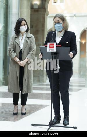 La Présidente de la Communauté de Madrid, Isabel Díaz Ayuso, salue l'ancienne Ministre de la Culture de la Communauté de Madrid et membre de Ciudadanos, Marta Rivera de la Cruz, lors de la réception à l'artiste plastique Antonio López (r), le 19 avril 2021, au Real Casa de Correos, Madrid, (Espagne). (Photo par Oscar Gonzalez/NurPhoto) Banque D'Images