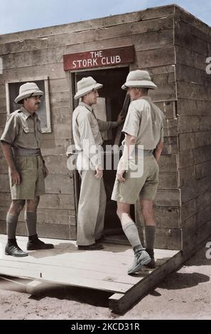 Officiers qui entrent leur désordre, qui est construit d'avion utilisé des caisses, de l'Inde. vers 1942 Banque D'Images