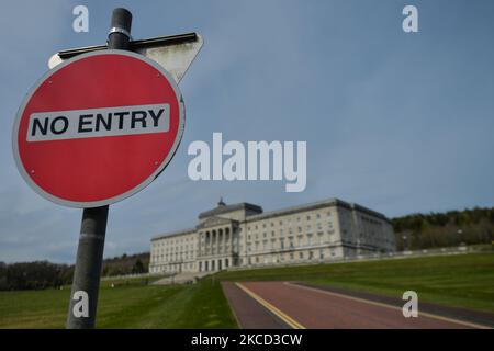 Un panneau 'No Entry' avec une vue de fond de Stormont, les édifices du Parlement d'Irlande du Nord à Belfast. Lundi, 19 avril 2021, à Belfast, Irlande du Nord (photo d'Artur Widak/NurPhoto) Banque D'Images