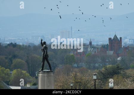 Vue générale de la statue d'Edward Carson sur le terrain du Parlement de Stormont à Belfast. Lundi, 19 avril 2021, à Belfast, Irlande du Nord (photo d'Artur Widak/NurPhoto) Banque D'Images