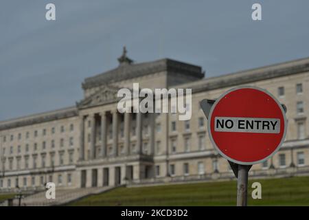 Un panneau 'No Entry' avec une vue de fond de Stormont, les édifices du Parlement d'Irlande du Nord à Belfast. Lundi, 19 avril 2021, à Belfast, Irlande du Nord (photo d'Artur Widak/NurPhoto) Banque D'Images