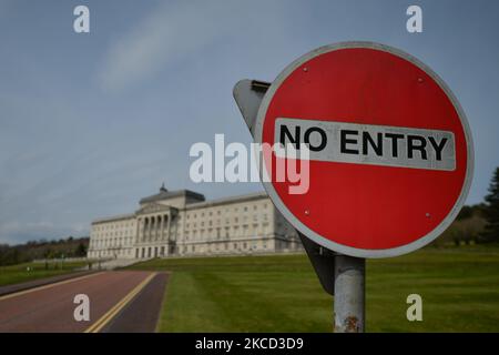 Un panneau 'No Entry' avec une vue de fond de Stormont, les édifices du Parlement d'Irlande du Nord à Belfast. Lundi, 19 avril 2021, à Belfast, Irlande du Nord (photo d'Artur Widak/NurPhoto) Banque D'Images