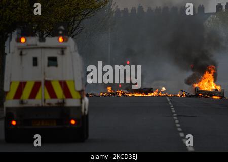 Manifestation de fidèles sur Lanark Way à Belfast. La cause de ces troubles était la frustration liée à la décision de ne pas poursuivre les membres de Sinn Fein sur des violations présumées des règles du coronavirus lors des funérailles du républicain Bobby Story. Lundi, 19 avril 2021, à Belfast, Irlande du Nord (photo d'Artur Widak/NurPhoto) Banque D'Images