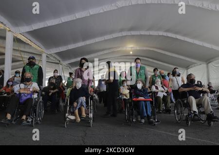 Zone d'observation à l'intérieur des anciennes installations de la première région militaire située à Venustiano Carranza, Mexico, où les personnes âgées ont été immunisées par le personnel médical contre le COVID-19 avec le sinovac biologique chinois pendant l'urgence sanitaire et le feu de circulation épidémiologique orange dans la capitale. (Photo de Gerardo Vieyra/NurPhoto) Banque D'Images